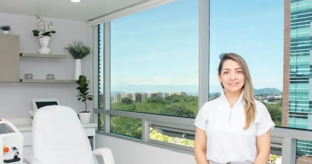 Consultorio de la Dra. Diana Cardozo con camilla, equipos láser y vista panorámica de Ibagué